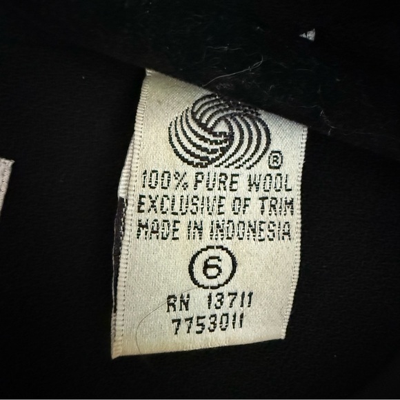 Vintage 1980s black wool blazer with luxe details - size Small (S) - Picture 6 of 6